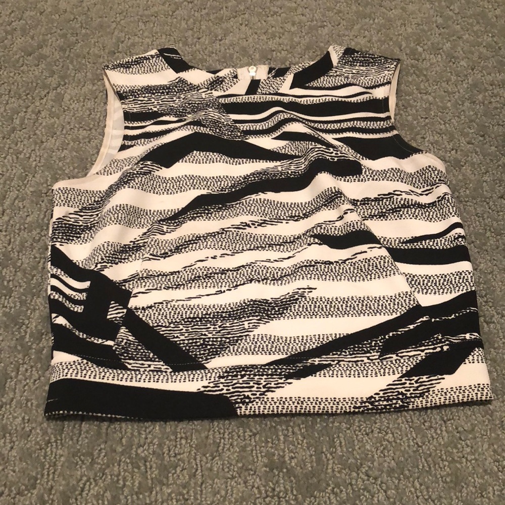 Black/white design fitted tank